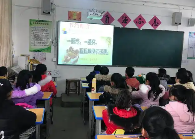 体现在讲堂教育的精准化上更体现在优质