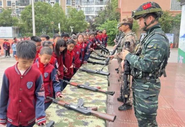 装甲突击车慢慢驶入操场瞬间点着全场气