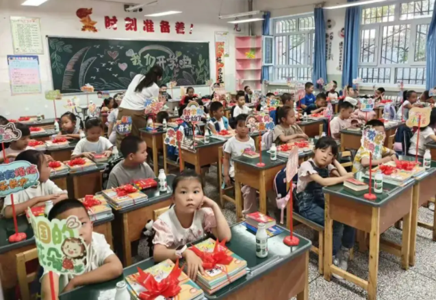 一年级新生在老师带领下以做游戏的方式