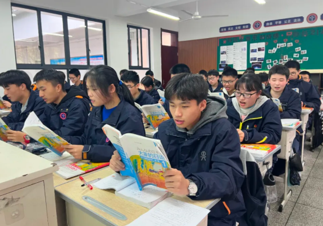 教育中心定位加强课程资源建造编写中小