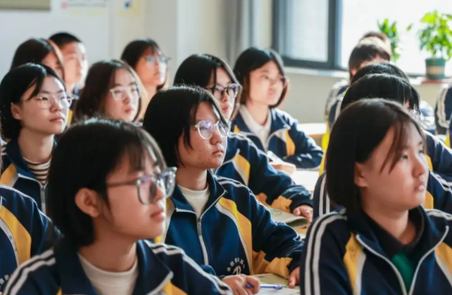 努力模拟教师的启发式教育引导学生参与