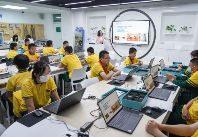 耐心交流解说科创教育对孩子归纳才能创新思维培养的重要性 耐心交流解说科创教育对孩子归纳才能创新思维培养的重要性