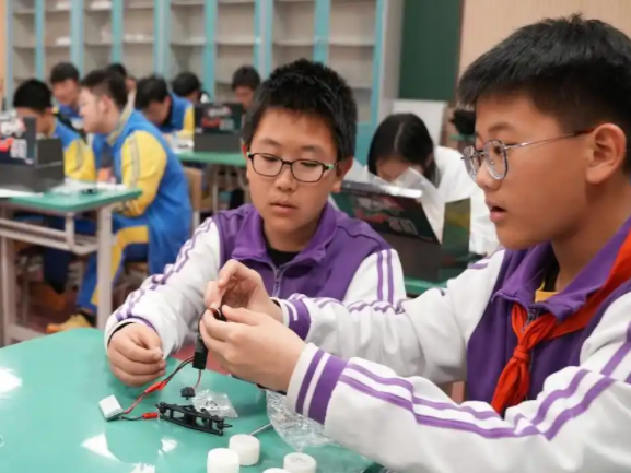 畅通普通教育与工作教育互融渠道为学生搭建多元化成长“立交桥”