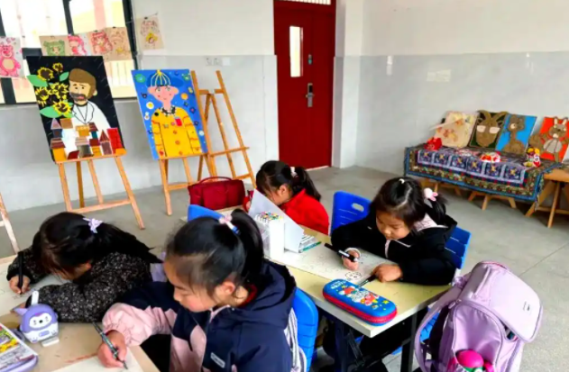 畅通普通教育与工作教育互融渠道为学生搭建多元化成长“立交桥”