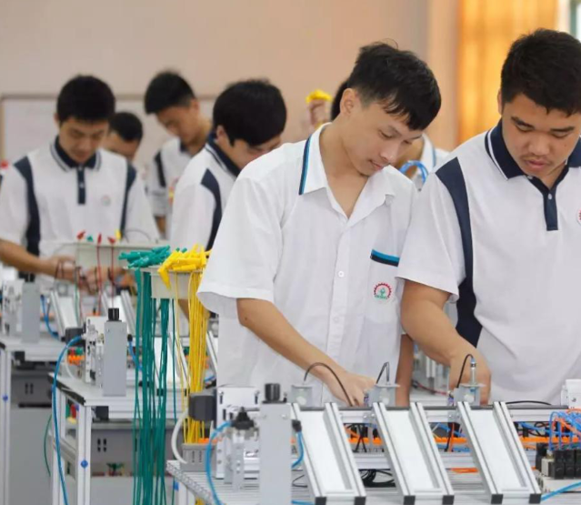 课程教育中设置企业实践环节让学生在实