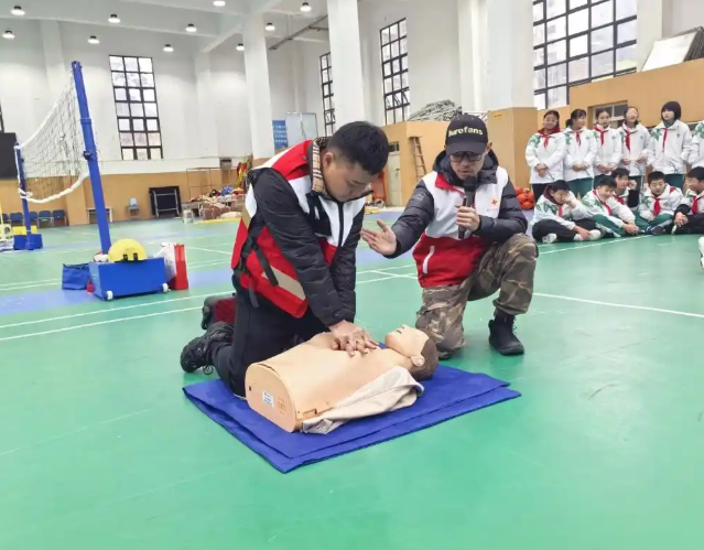 创新构建课程讲堂点评三擎驱动育人模式