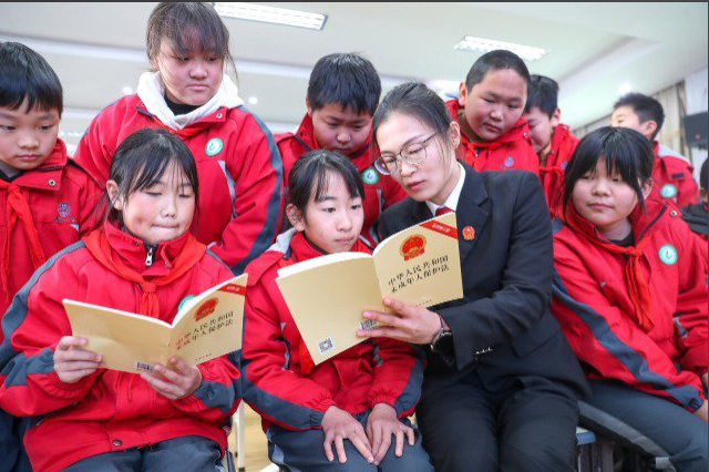 法治冬令营活动举行趣味十足的互动体会