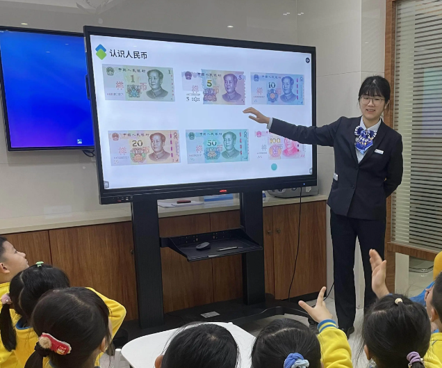 在学生们心中播下理性消费尊重劳作与规