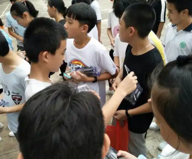 情景判断游戏引导学生对日常物品进行需