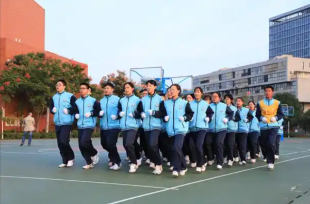 实时收集学生运动负荷心率等数据为学生