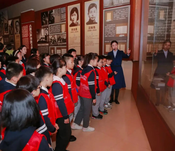 了解年代考虑职责学生们站在劳模立异效