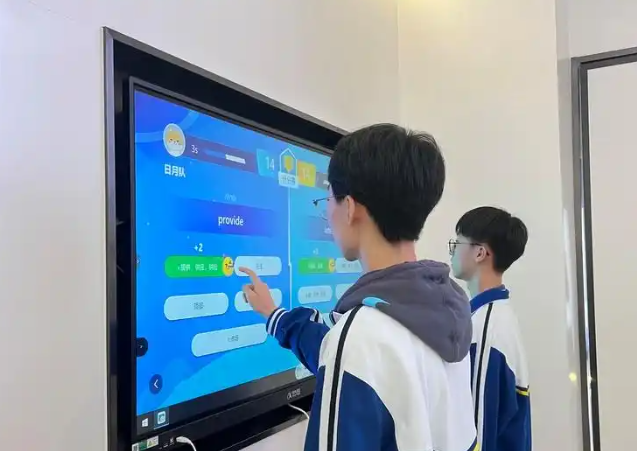 而在智慧教育体会区里学生们围在智能阅