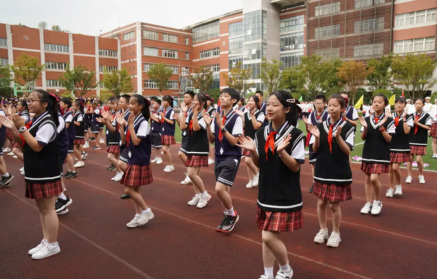 眼里有光身上有汗是让学生动起来在奔驰