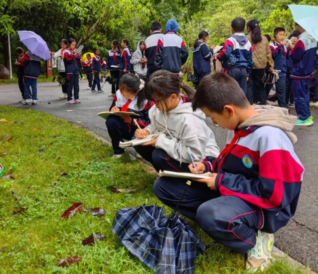 漫画趣味互动等五光十色为校园带来满满的阳光与生机 漫画趣味互动等五光十色为校园带来满满的阳光与生机