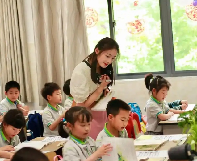 <b>赛道不少学生学以致用研制的智能驱鸟系统落地村庄果园</b>