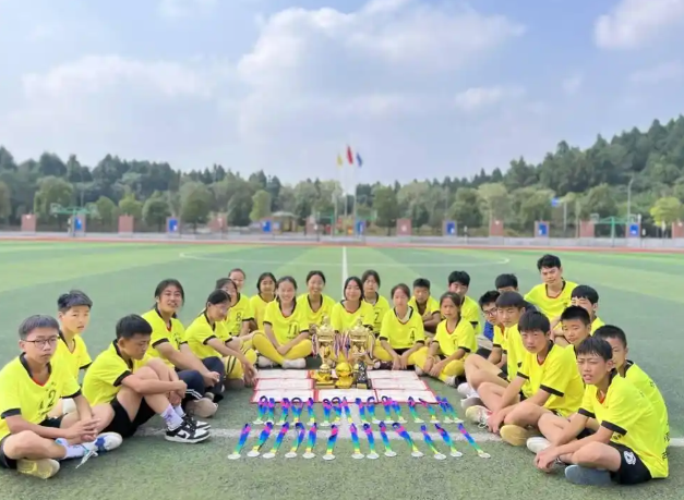 <b>教育智慧点亮每个孩子身上的闪光点走进校园在校园的文化墙上</b>