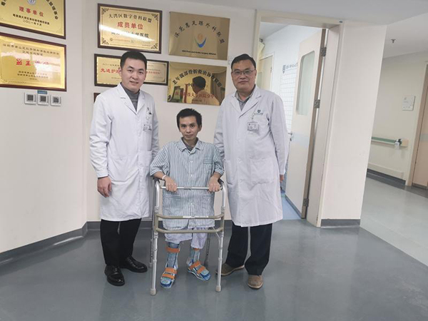 男子“蹲行”34年后,深圳医生让他实现直立行走2.jpg