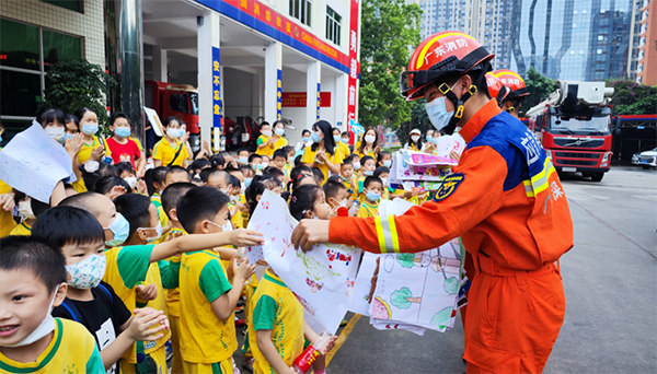 消防站开放日——消防员变“蓝老师”,萌娃实战学知识2.png