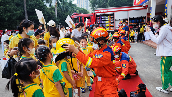 消防站开放日——消防员变“蓝老师”,萌娃实战学知识3.png