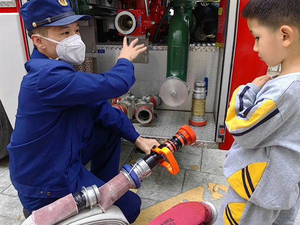 消防站开放日——消防员变“蓝老师”,萌娃实战学知识5.jpg