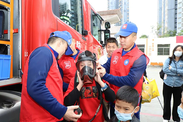 消防站开放日——消防员变“蓝老师”,萌娃实战学知识7.jpg