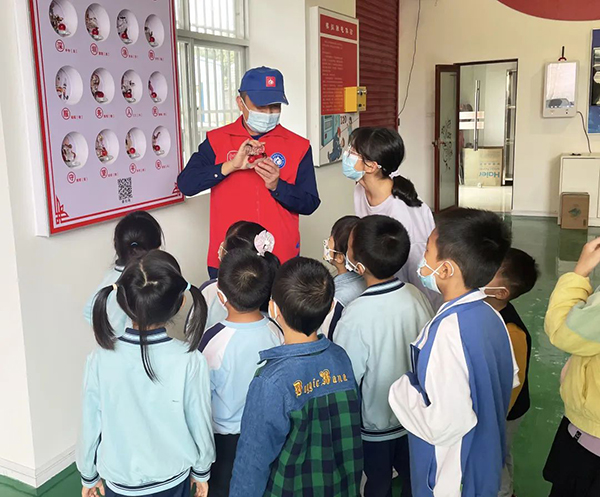 消防站开放日——消防员变“蓝老师”,萌娃实战学知识9.jpg