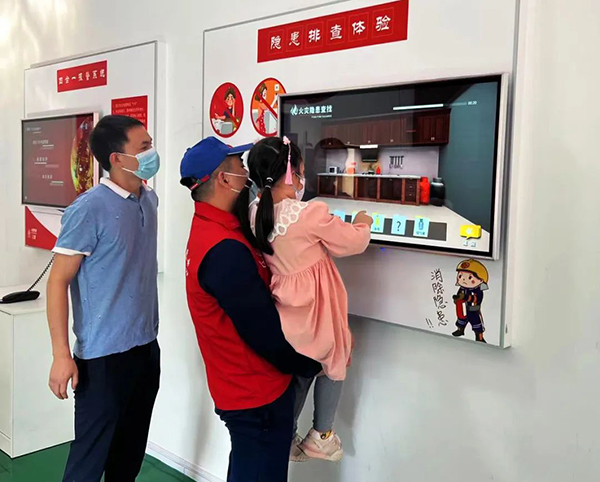 消防站开放日——消防员变“蓝老师”,萌娃实战学知识10.jpg