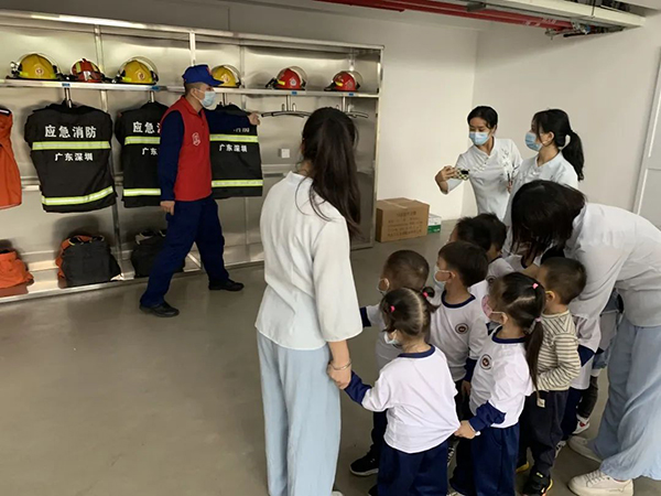 消防站开放日——消防员变“蓝老师”,萌娃实战学知识11.jpg