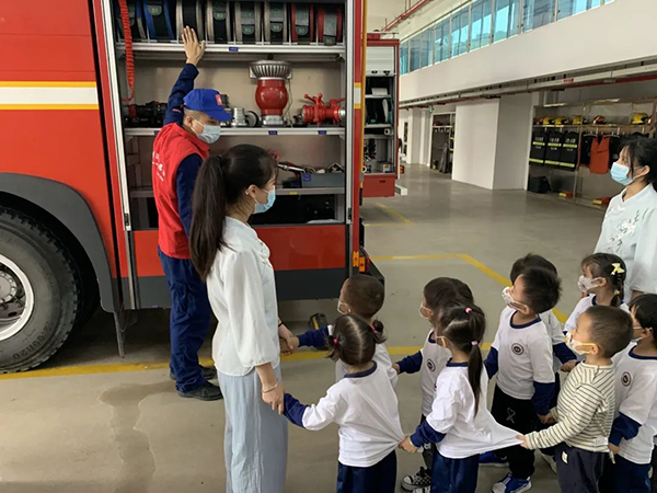 消防站开放日——消防员变“蓝老师”,萌娃实战学知识12.jpg