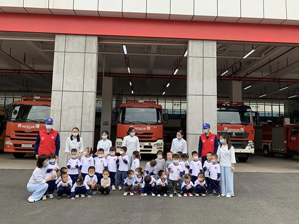 消防站开放日——消防员变“蓝老师”,萌娃实战学知识13.jpg