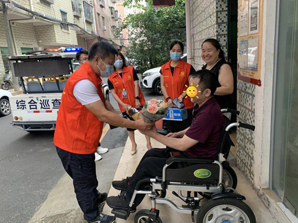 龙华观澜街道“五社联动”帮助残障人踏上回家路.jpg